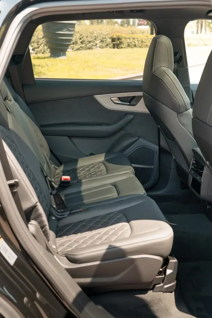 Audi Q7 50 TDI S-Line Edition 2025, rear view — Zurich Luxury Car Rental, Zurich. Audi Q7 50 TDI S-Line Edition in Zurich The Audi Q7 50 TDI S-Line Edition is available…