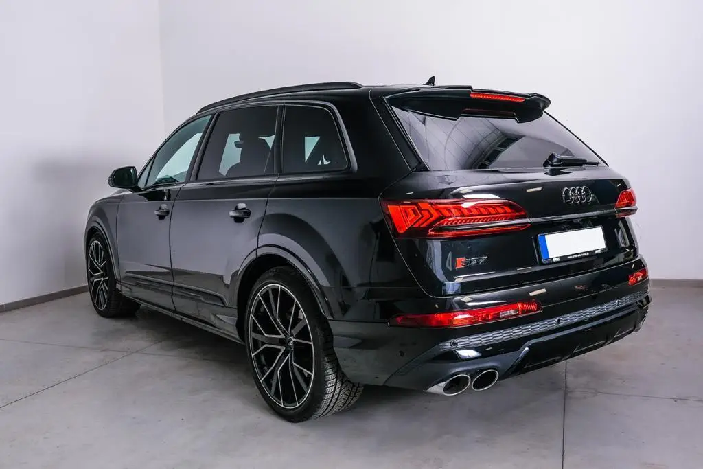 Audi SQ7 2025, rear view — Zurich Luxury Car Rental, Zurich. Audi SQ7 in Zurich The Audi SQ7 2025 is available to rent in Zurich as a seven-seat SUV…