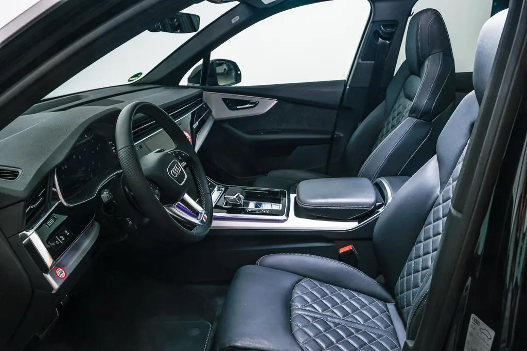 Audi SQ7 2025, dashboard — Zurich Luxury Car Rental, Zurich. Audi SQ7 in Zurich The Audi SQ7 2025 is available to rent in Zurich as a seven-seat SUV…