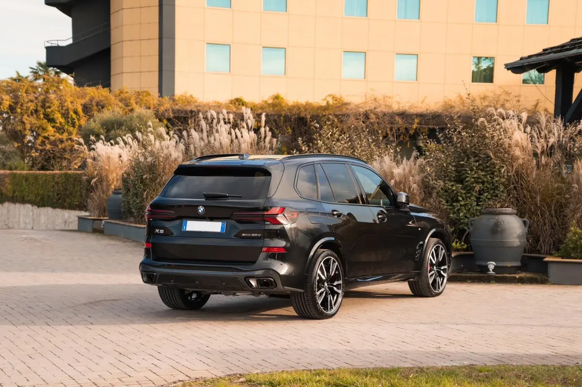 BMW X5 M-pack 30d 2025, front view — Zurich Luxury Car Rental, Zurich. BMW X5 M-pack 30d in Zurich The BMW X5 M-pack 30d is available to rent in Zurich as a…
