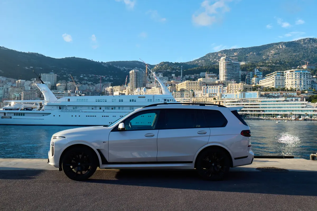 BMW X7 40d M 2024, exterior — Zurich Luxury Car Rental, Zurich. BMW X7 40d M in Zurich The BMW X7 40d M is available to rent in Zurich as a seven-seat…