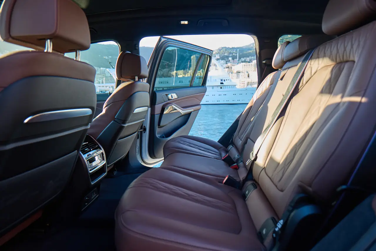 BMW X7 40d M 2024, rear view — Zurich Luxury Car Rental, Zurich. BMW X7 40d M in Zurich The BMW X7 40d M is available to rent in Zurich as a seven-seat…