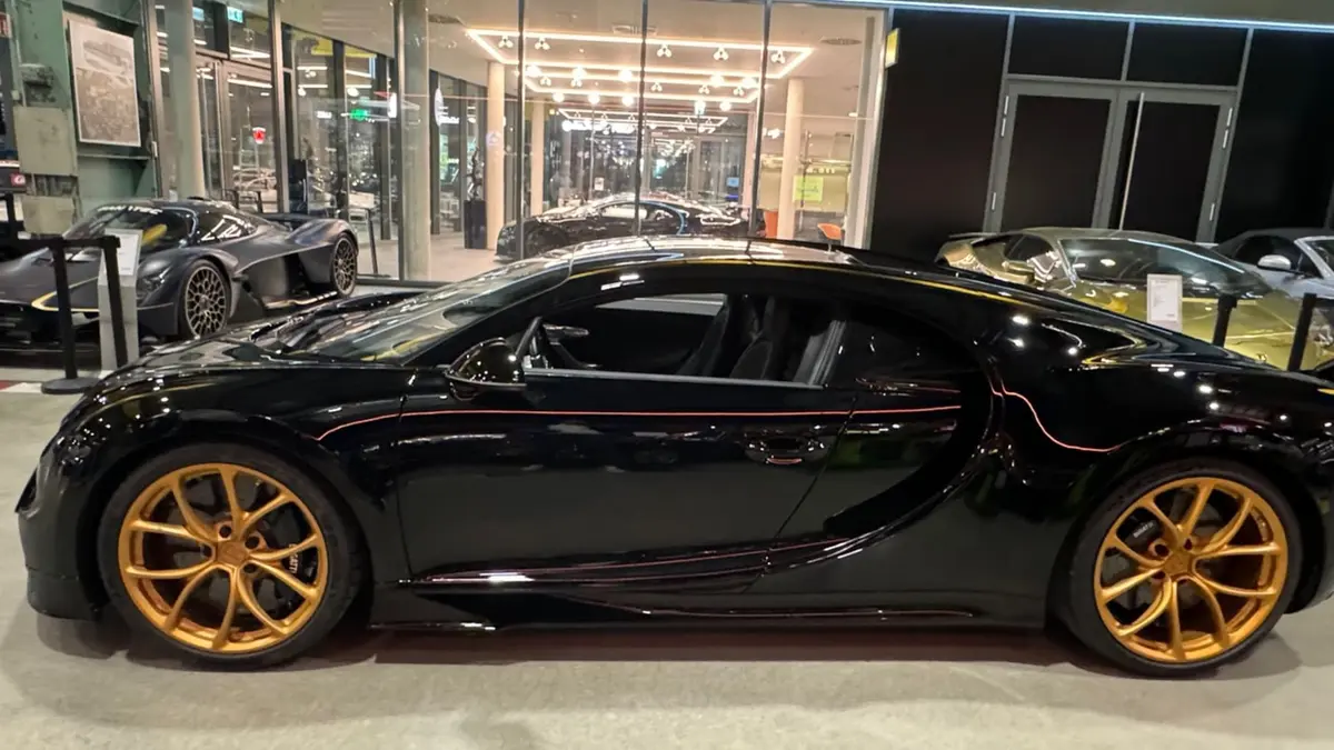 Bugatti Chiron 110 Ani 2019, Außenansicht — Zurich Luxury Car Rental, Zürich. Bugatti Chiron 110 Ani in Zürich In Zürich steht der Bugatti Chiron 110 Ani 2019 als…