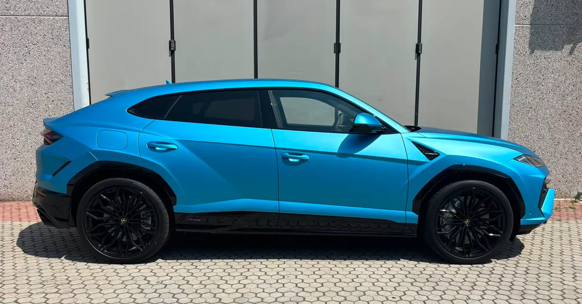Lamborghini Urus SE 2025, exterior — Zurich Luxury Car Rental, Zurich. Lamborghini Urus SE in Zurich The Lamborghini Urus SE, model year 2025, is available for…