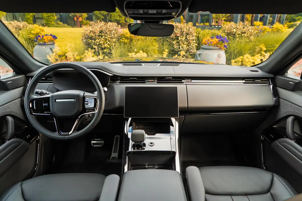 Land Rover Range Rover Sport Dynamic SE 2025, front view — Zurich Luxury Car Rental, Zurich. Land Rover Range Rover Sport Dynamic SE in Zurich The Land Rover Range Rover Sport…