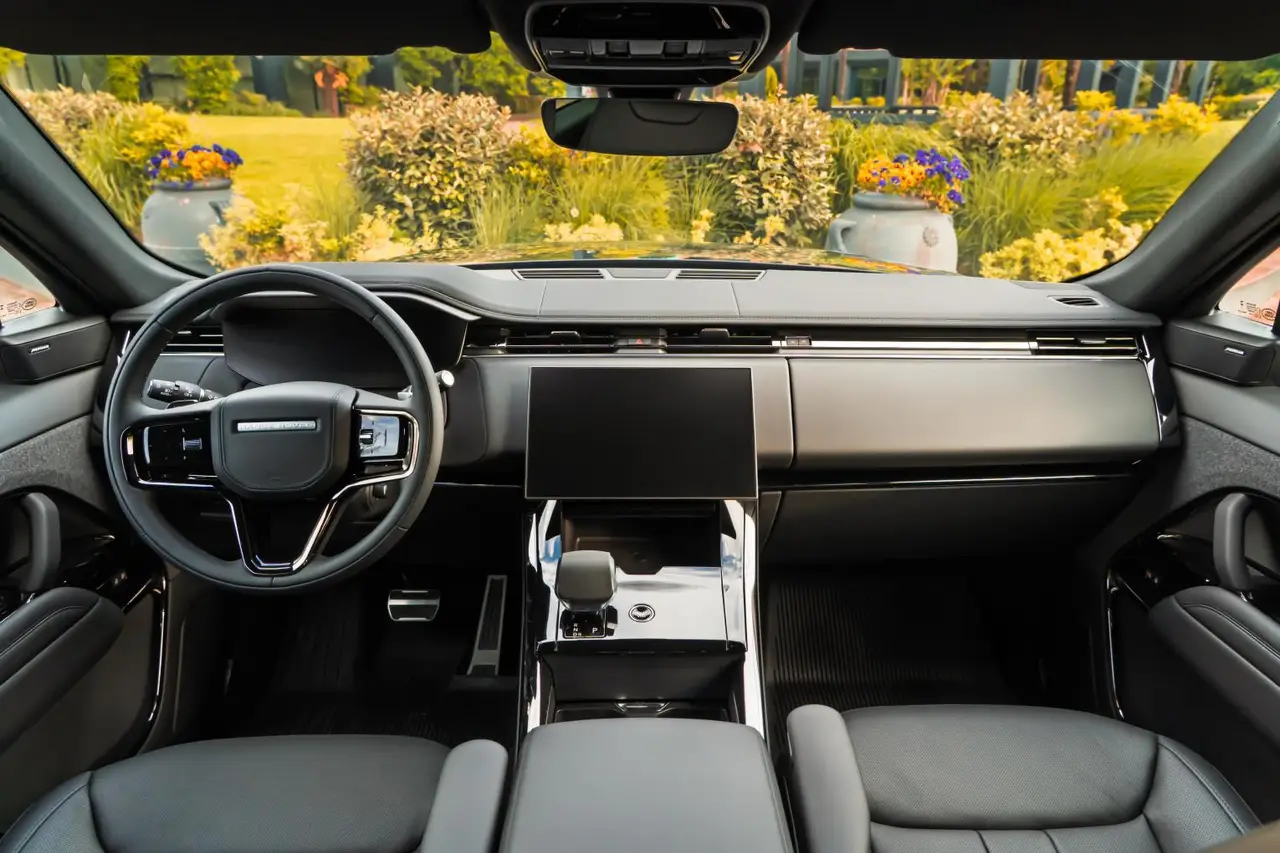 Land Rover Range Rover Sport Dynamic SE 2025, front view — Zurich Luxury Car Rental, Zurich. Land Rover Range Rover Sport Dynamic SE in Zurich The Land Rover Range Rover Sport…