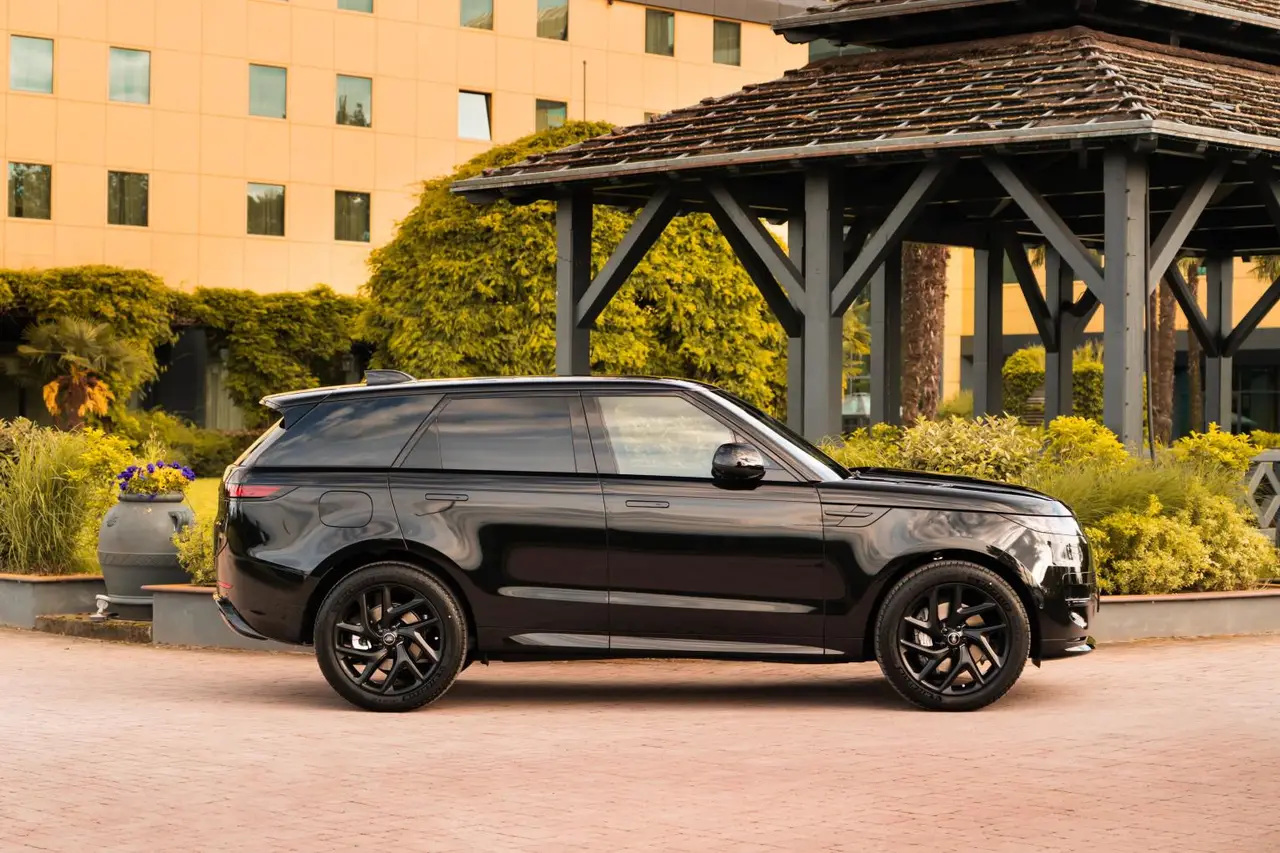 Land Rover Range Rover Sport Dynamic SE 2025, exterior — Zurich Luxury Car Rental, Zurich. Land Rover Range Rover Sport Dynamic SE in Zurich The Land Rover Range Rover Sport…