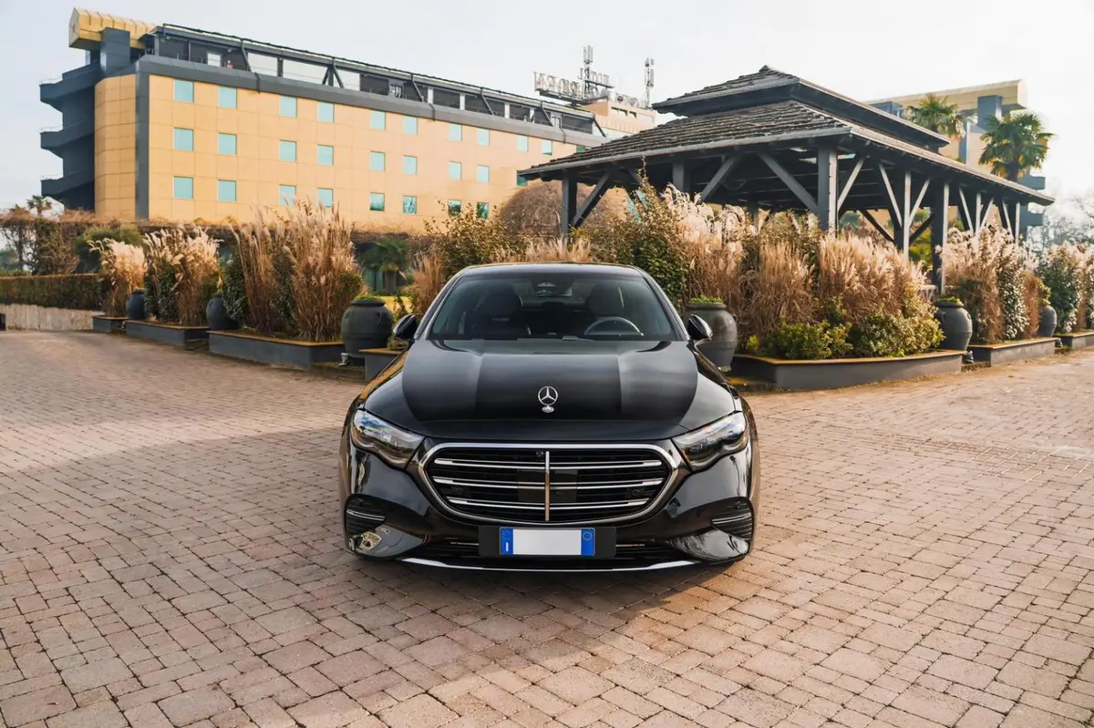 Mercedes Benz E-klasse 220d Premium Plus 2026, front view — Zurich Luxury Car Rental, Zurich. Mercedes Benz E-klasse 220d Premium Plus in Zurich The Mercedes Benz E-klasse 220d…