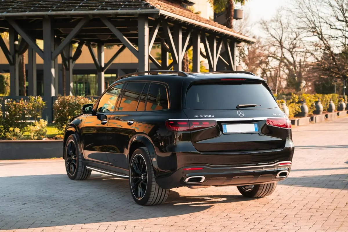 Mercedes Benz GLS-klasse 350 D Exclusive 7 Posti 2025, exterior — Zurich Luxury Car Rental, Zurich. Mercedes Benz GLS-klasse 350 D Exclusive 7 Posti in Zurich The Mercedes Benz GLS-klasse…