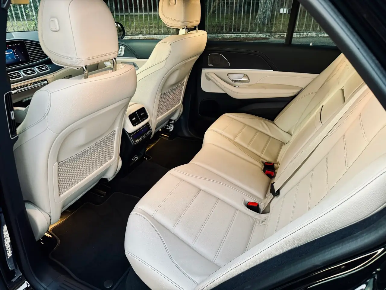 Mercedes Benz GLS Maybach 2022, front view — Zurich Luxury Car Rental, Zurich. Mercedes Benz GLS Maybach in Zurich The Mercedes Benz GLS Maybach, a 2022 model, is…