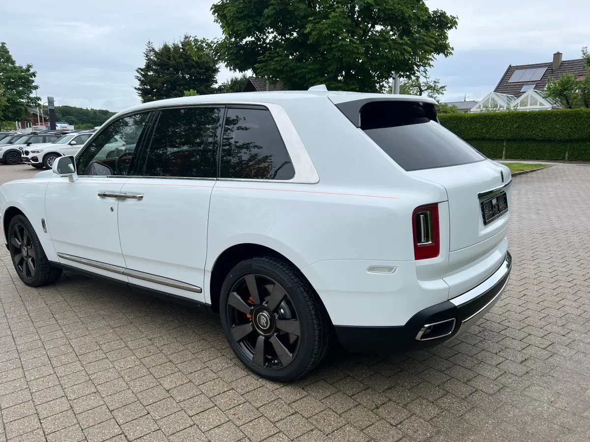 Rolls-Royce Cullinan 2022, side profile — Zurich Luxury Car Rental, Zurich. Rolls-Royce Cullinan in Zurich The Rolls-Royce Cullinan is available to rent in Zurich…